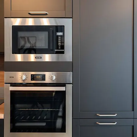 Designer 2-bedroom Near The Sea