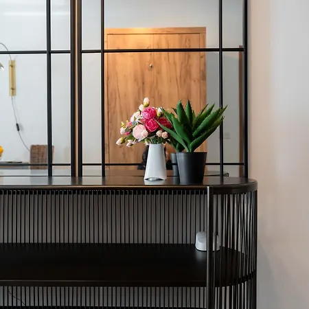 Designer 2-bedroom Near The Sea