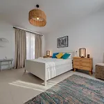 Apartment Designer 2br Steps From By Church, New