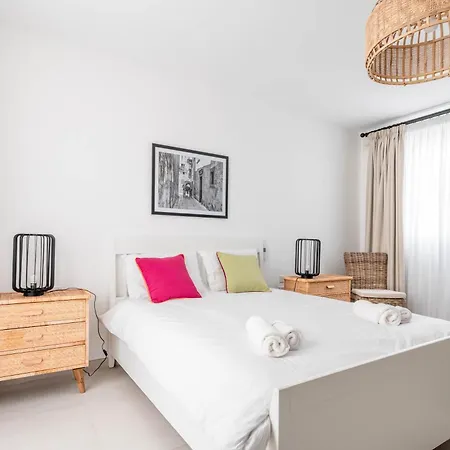 Designer 2-bedroom Near The Sea 아파트 *