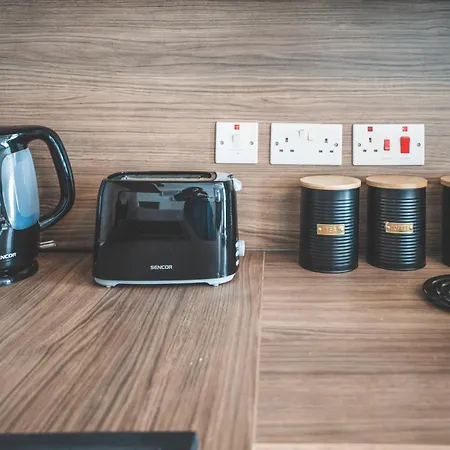 Designer 2-bedroom Near The Sea *