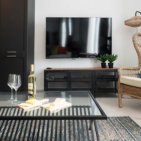 Designer 2-bedroom Near The Sea 그지라