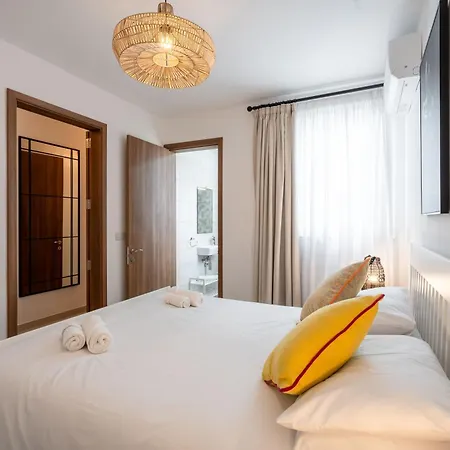 Designer 2-bedroom Near The Sea 아파트