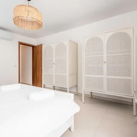 Designer 2-bedroom Near The Sea *