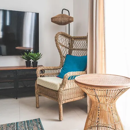 Designer 2-bedroom Near The Sea *