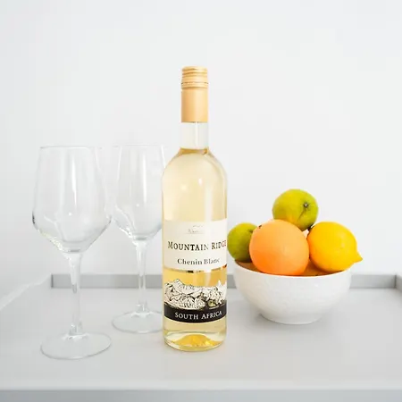 Designer 2-bedroom Near The Sea * 그지라