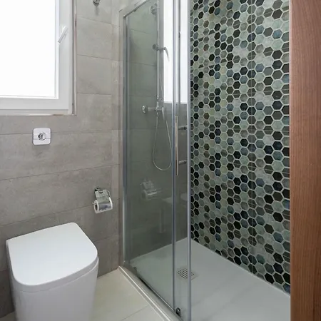 Designer 2-bedroom Near The Sea شقة