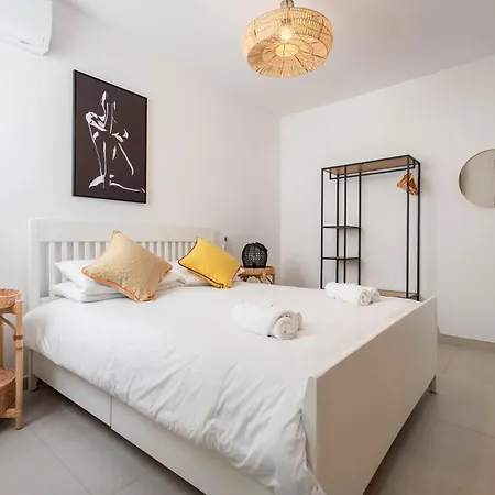 아파트 Designer 2-bedroom Near The Sea *