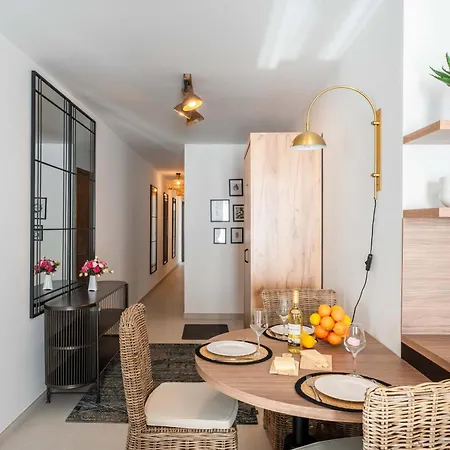 Designer 2-bedroom Near The Sea شقة *