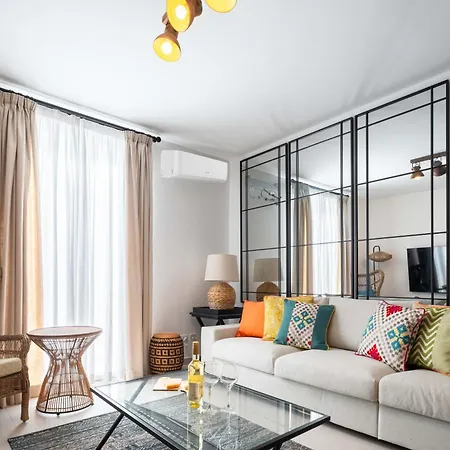 Designer 2-bedroom Near The Sea 아파트 *