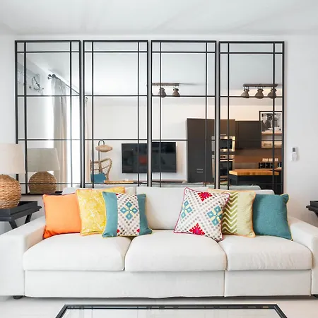 Designer 2-bedroom Near The Sea *