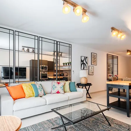 Designer 2-bedroom Near The Sea