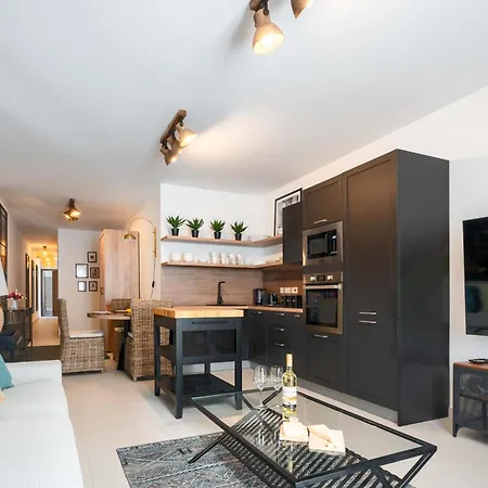 Designer 2-bedroom Near The Sea 그지라