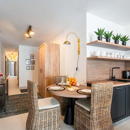 Designer 2-bedroom Near The Sea 아파트 그지라