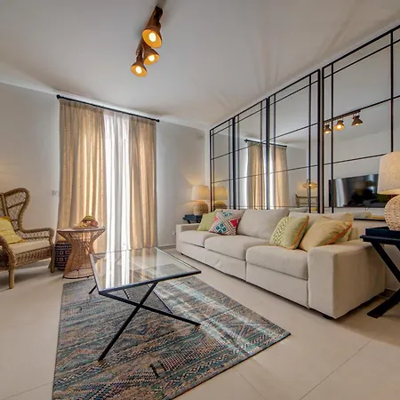 Stylish 2br Apt, 2 Min To Promenade And Sea, 그지라