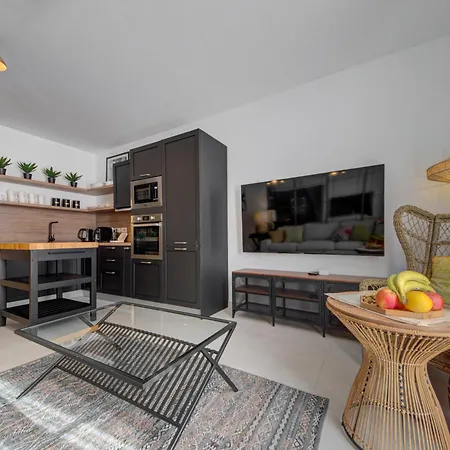 Stylish 2br Apt, 2 Min To Promenade And Sea, 아파트 그지라