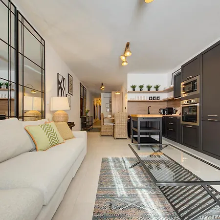 아파트 Stylish 2br Apt, 2 Min To Promenade And Sea, 그지라