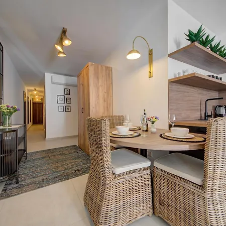 Stylish 2br Apt, 2 Min To Promenade And Sea, 그지라