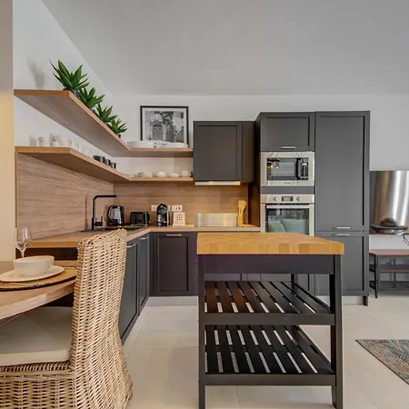 Stylish 2br Apt, 2 Min To Promenade And Sea, 아파트