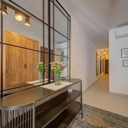 Stylish 2br Apt, 2 Min To Promenade And Sea, 아파트 그지라