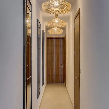 Stylish 2br Apt, 2 Min To Promenade And Sea, 그지라