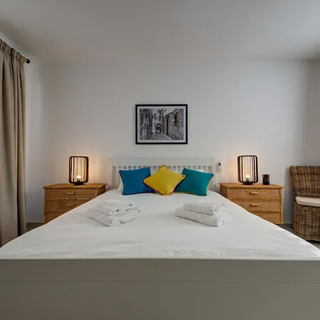Stylish 2br Apt, 2 Min To Promenade And Sea, 그지라