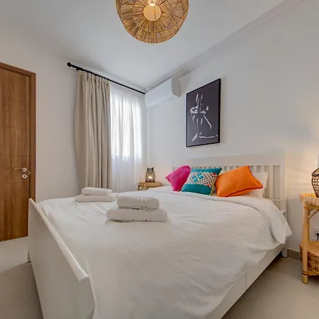 Stylish 2br Apt, 2 Min To Promenade And Sea, 그지라