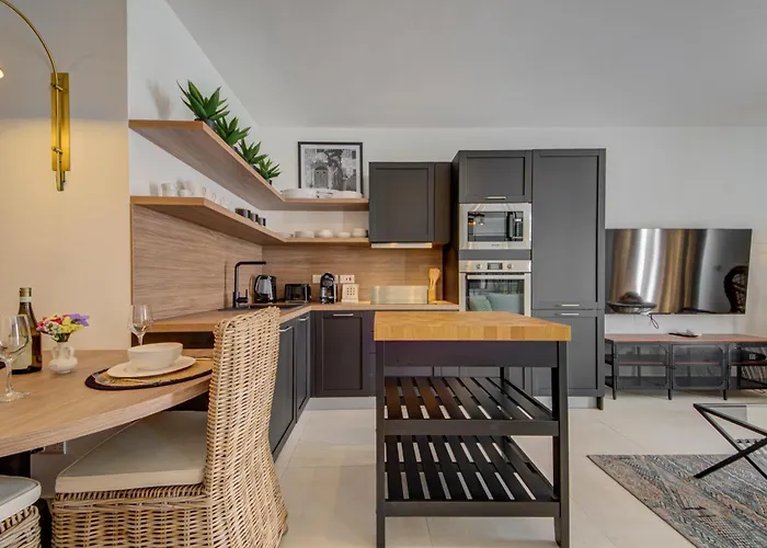 Designer 2Br Apt Steps From Beach By Church, New Apartment